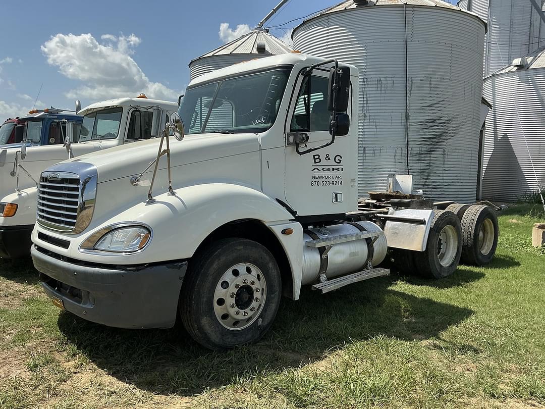 Image of Freightliner Columbia 120 Primary image