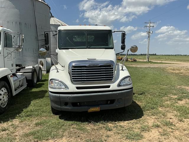 Image of Freightliner Columbia 120 equipment image 1
