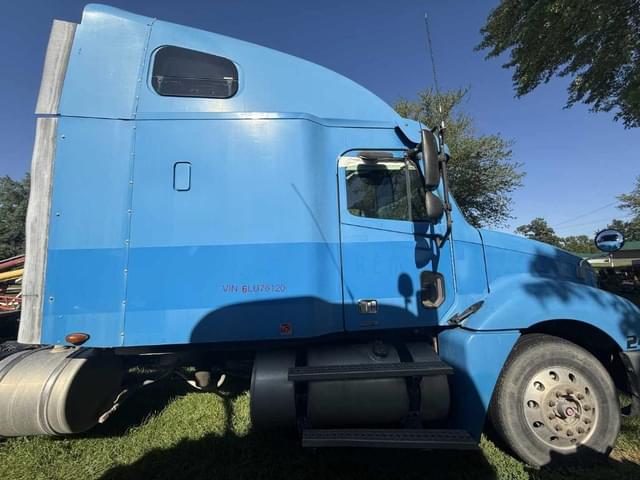 Image of Freightliner Columbia 120 equipment image 2