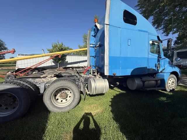 Image of Freightliner Columbia 120 equipment image 1