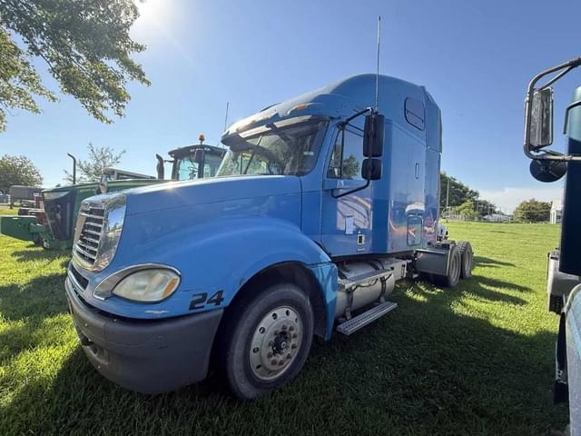 Image of Freightliner Columbia 120 equipment image 3
