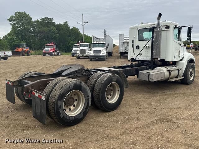 Image of Freightliner Columbia 120 equipment image 4