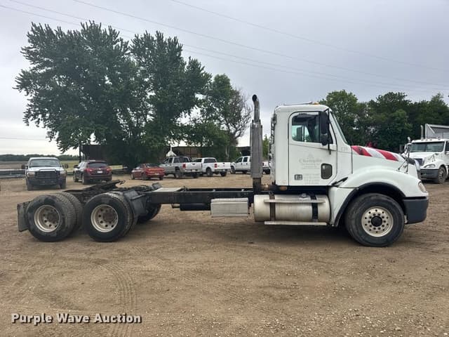 Image of Freightliner Columbia 120 equipment image 3