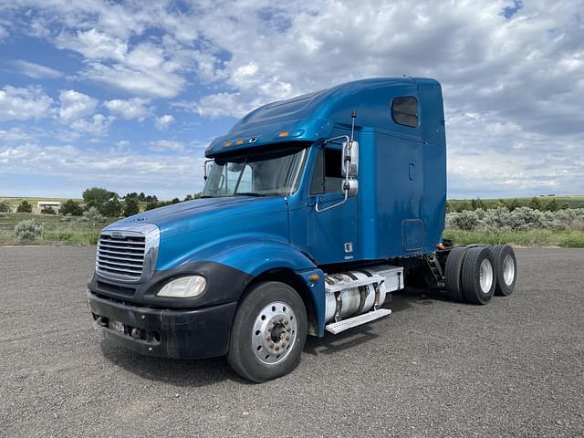 Image of Freightliner Columbia 120 equipment image 1