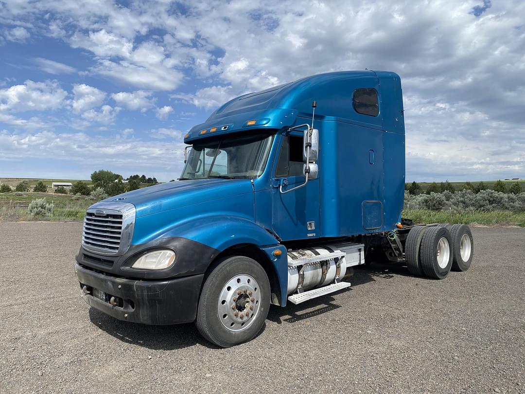 Image of Freightliner Columbia 120 Primary image