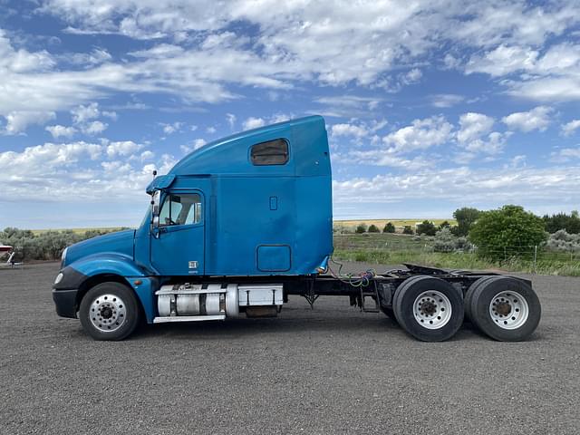 Image of Freightliner Columbia 120 equipment image 2
