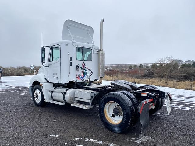 Image of Freightliner Columbia 120 equipment image 2