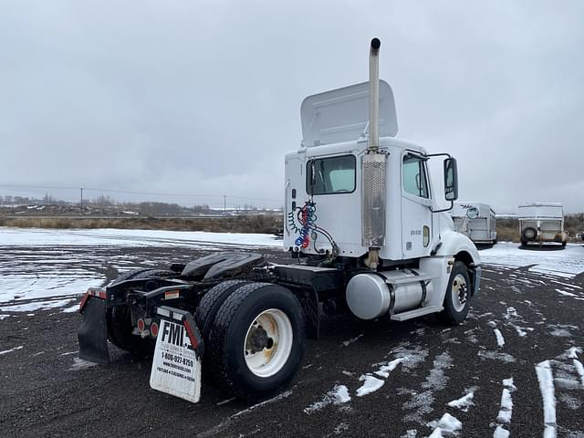 Image of Freightliner Columbia 120 equipment image 4