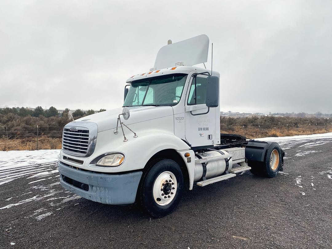 Image of Freightliner Columbia 120 Primary image