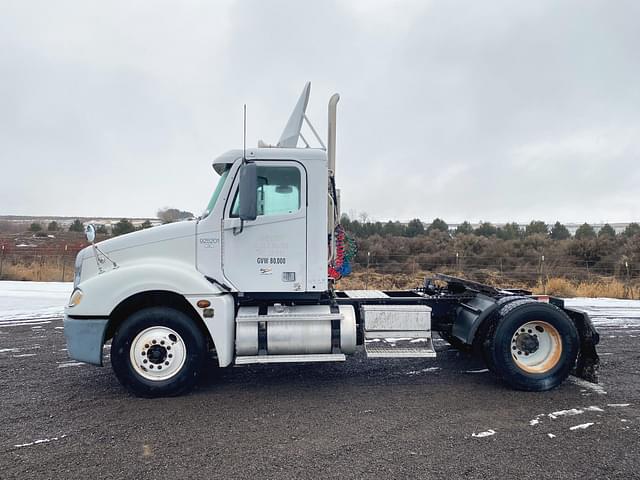 Image of Freightliner Columbia 120 equipment image 1