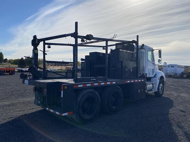 Image of Freightliner Columbia 120 equipment image 4