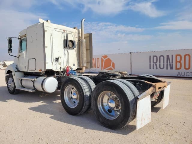 Image of Freightliner Columbia 120 equipment image 2