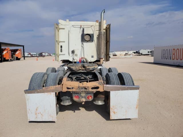 Image of Freightliner Columbia 120 equipment image 3