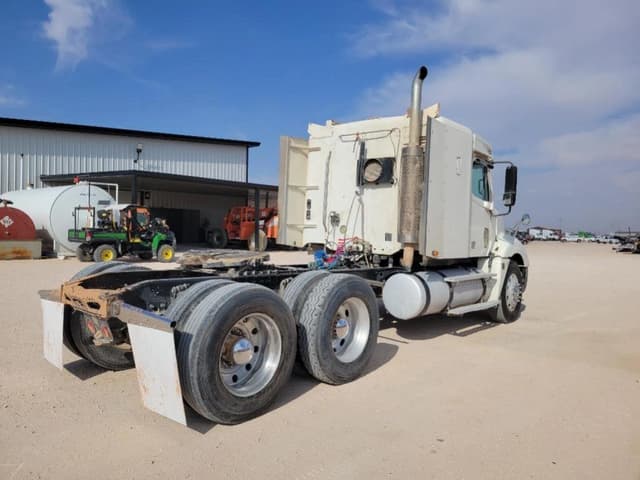 Image of Freightliner Columbia 120 equipment image 4