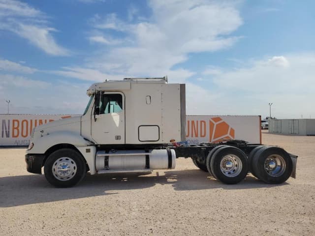 Image of Freightliner Columbia 120 equipment image 1