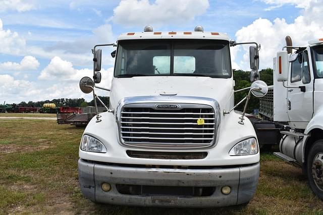 Image of Freightliner Columbia equipment image 1