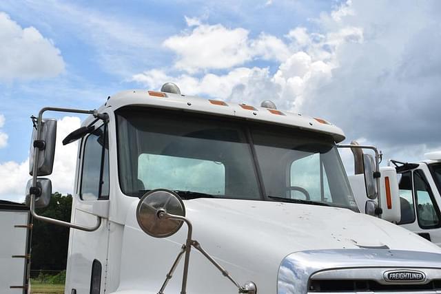 Image of Freightliner Columbia equipment image 4