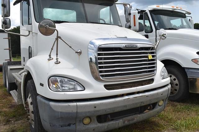 Image of Freightliner Columbia equipment image 3