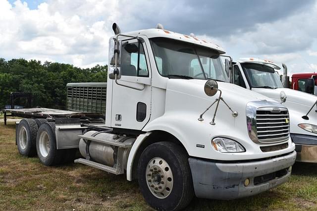 Image of Freightliner Columbia equipment image 2
