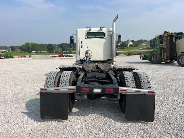 Image of Freightliner Columbia equipment image 4