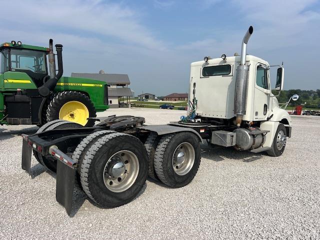 Image of Freightliner Columbia equipment image 3
