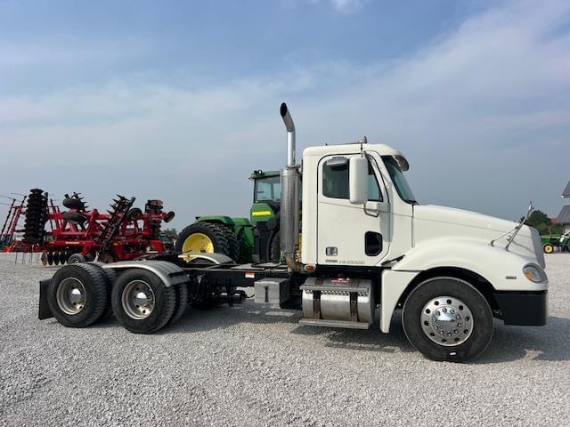 Image of Freightliner Columbia equipment image 1