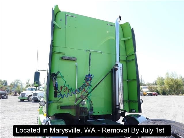 Image of Freightliner Columbia equipment image 2