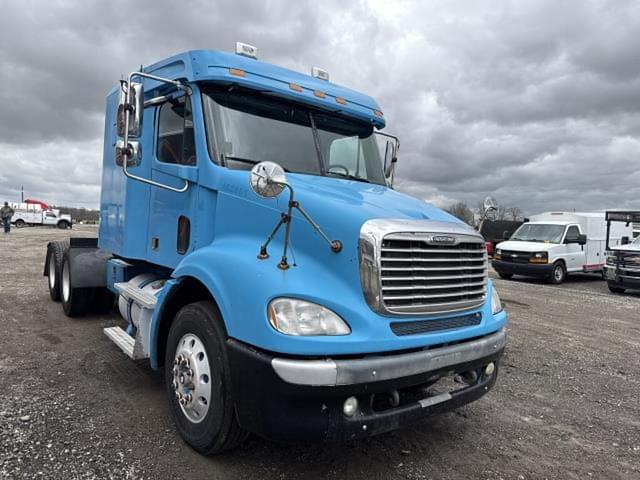 Image of Freightliner Columbia equipment image 3