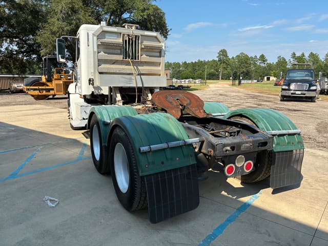 Image of Freightliner Columbia equipment image 3