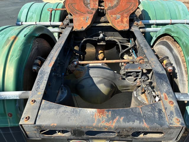 Image of Freightliner Columbia equipment image 4