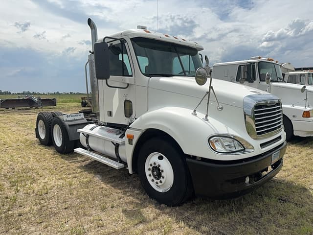 Image of Freightliner Columbia equipment image 1