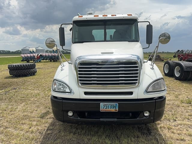 Image of Freightliner Columbia equipment image 2