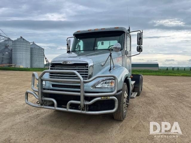Image of Freightliner Columbia equipment image 1