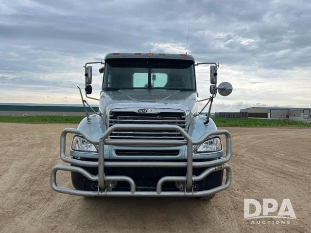 Image of Freightliner Columbia equipment image 2