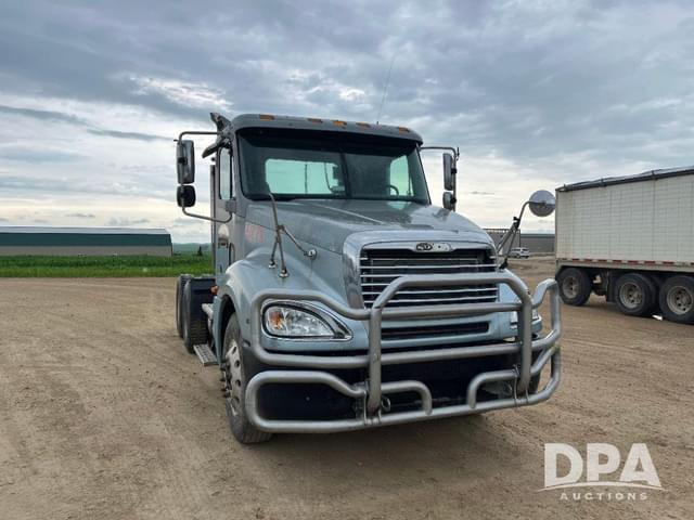 Image of Freightliner Columbia equipment image 3