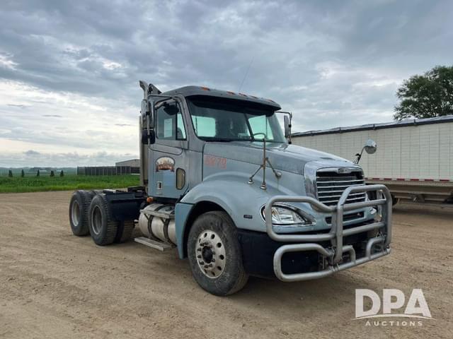 Image of Freightliner Columbia equipment image 4