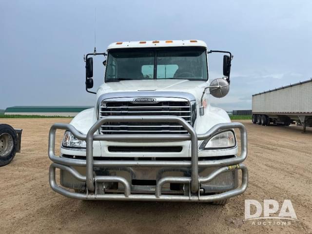 Image of Freightliner Columbia equipment image 2