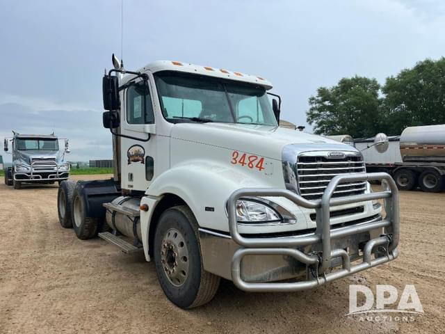 Image of Freightliner Columbia equipment image 4