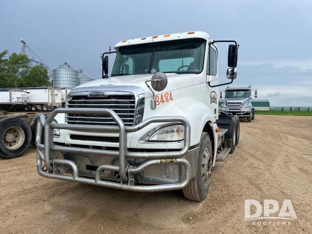 Image of Freightliner Columbia equipment image 1
