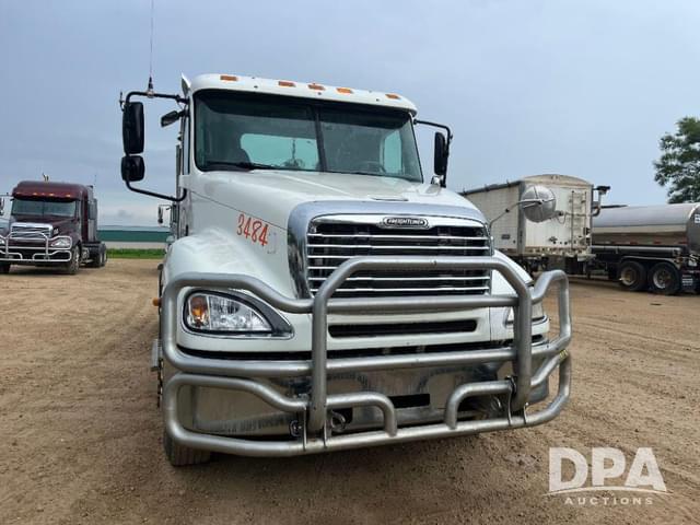 Image of Freightliner Columbia equipment image 3