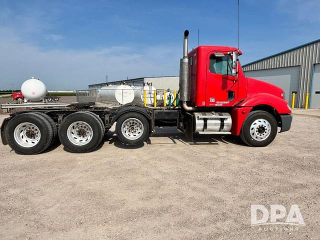 Image of Freightliner Columbia equipment image 3