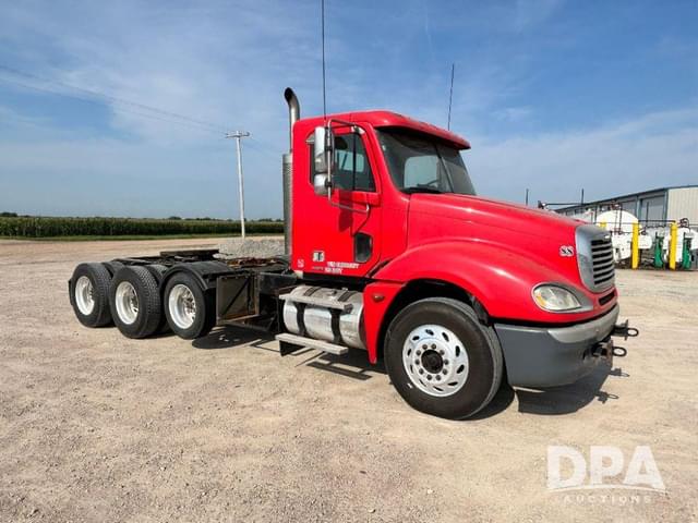 Image of Freightliner Columbia equipment image 1