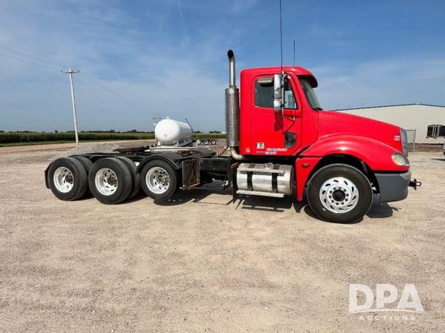 Image of Freightliner Columbia equipment image 2