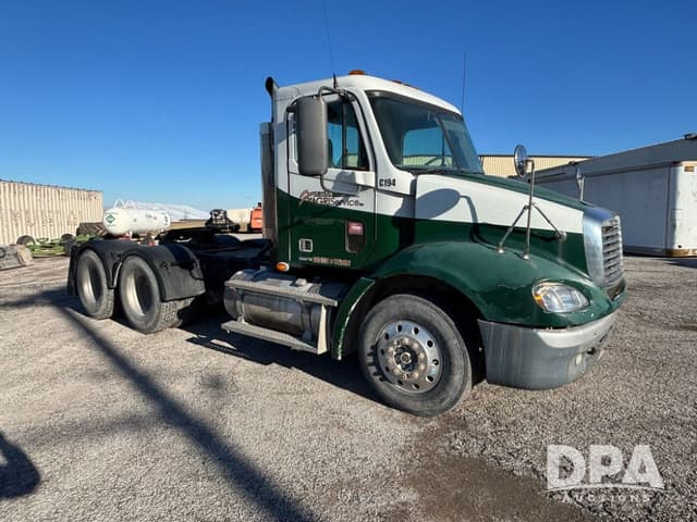Image of Freightliner Columbia equipment image 1