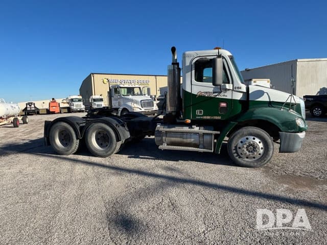Image of Freightliner Columbia equipment image 2