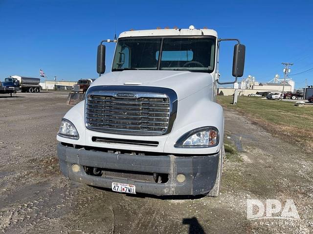 Image of Freightliner Columbia equipment image 3