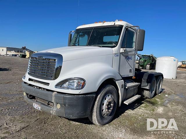 Image of Freightliner Columbia equipment image 1