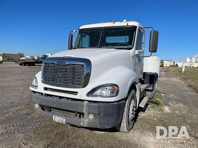 Image of Freightliner Columbia equipment image 2