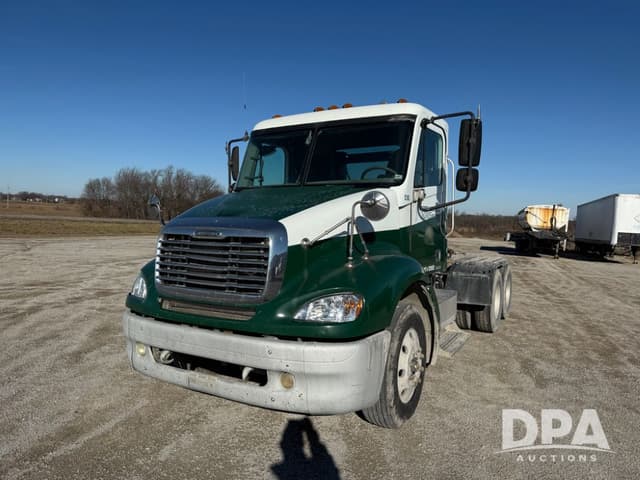 Image of Freightliner Columbia equipment image 3