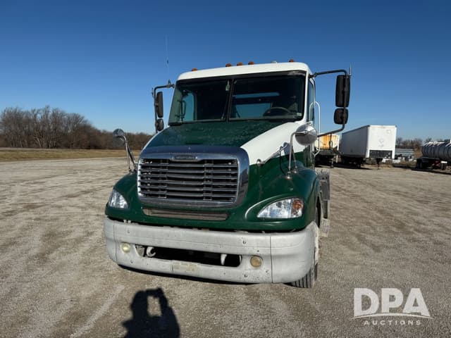 Image of Freightliner Columbia equipment image 4